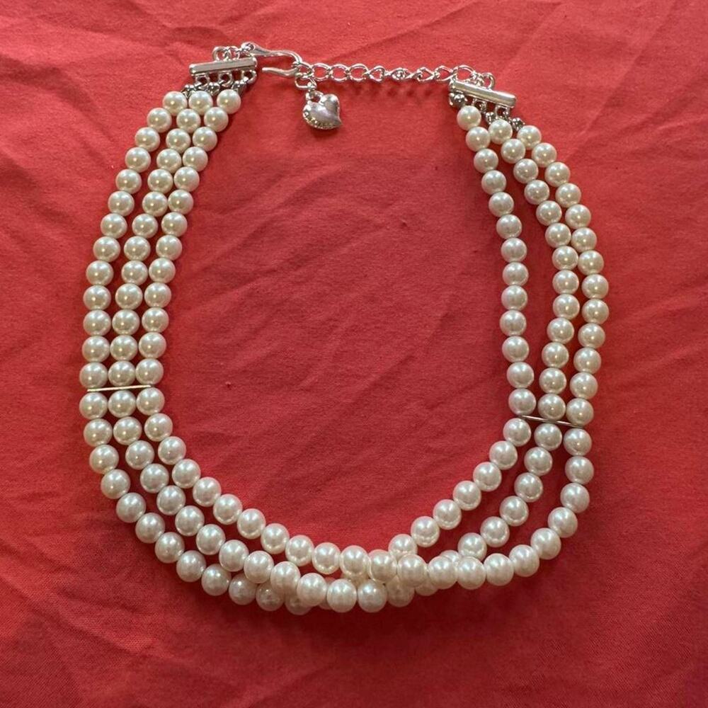Vintage White Carolee faux pearl necklace w/ silver toned clasp & heart charm